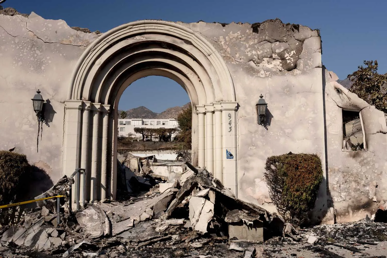 Лісові пожежі в Лос-Анджелесі: вітер стихає, але тривога серед евакуйованих зростає